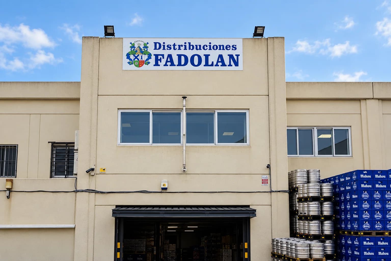 Fachada de la nave de Distribuciones Fadolan en Colmenar Viejo